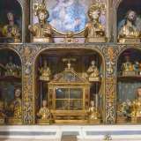 All�interno sono conservati diversi busti di santi coi rispettivi resti, tra cui i santi Medici...